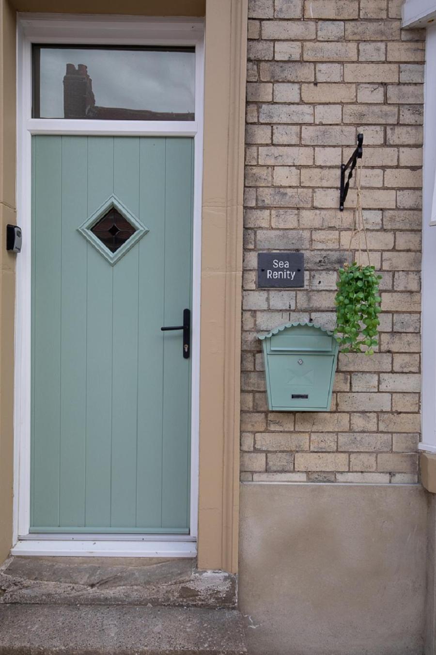 Sea Renity Villa Whitby Exterior photo